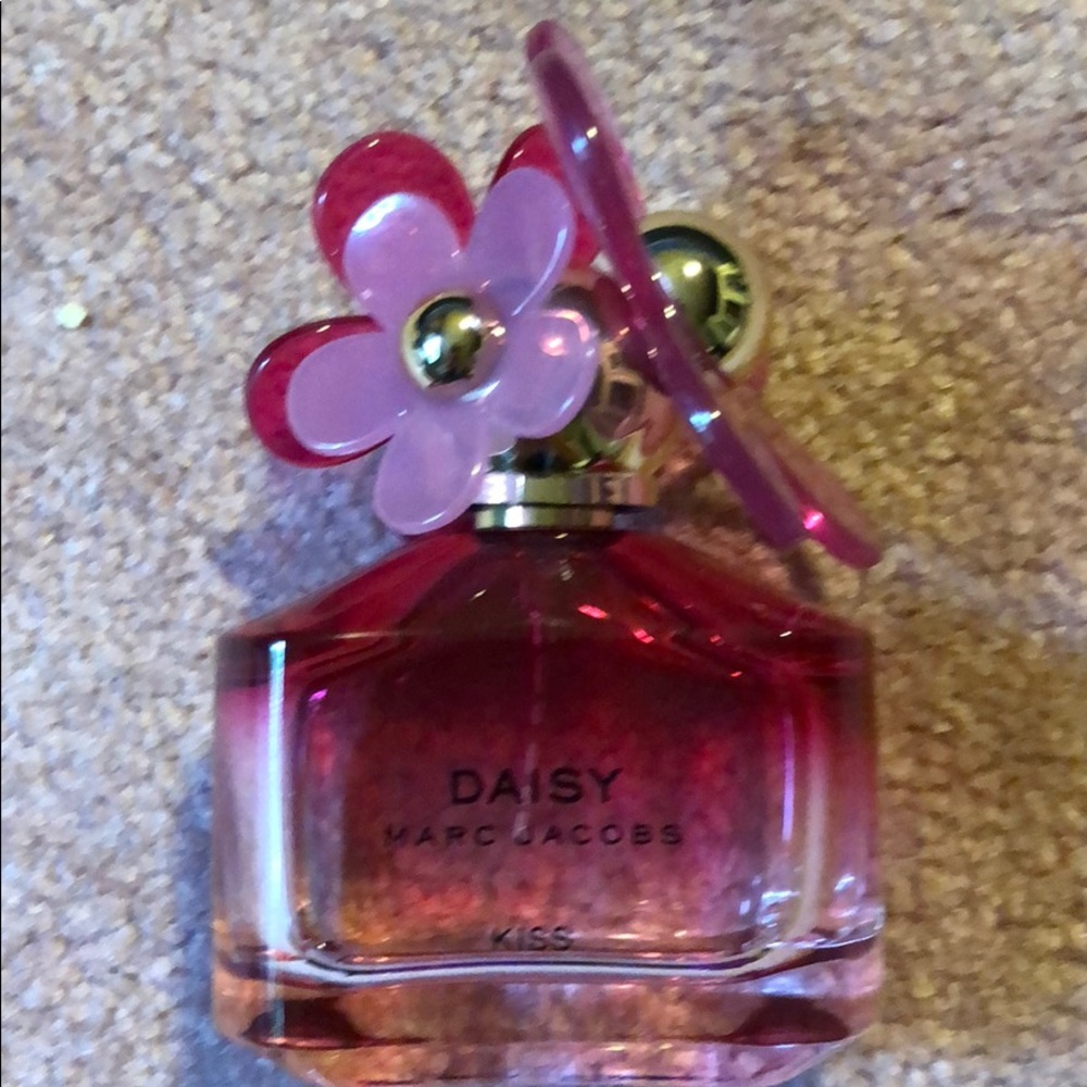 Daisy kiss by Marc Jacobs